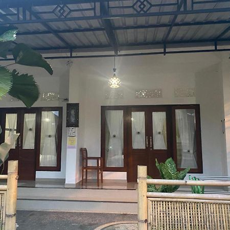 Sri Sedana Guest House Сидемен Экстерьер фото