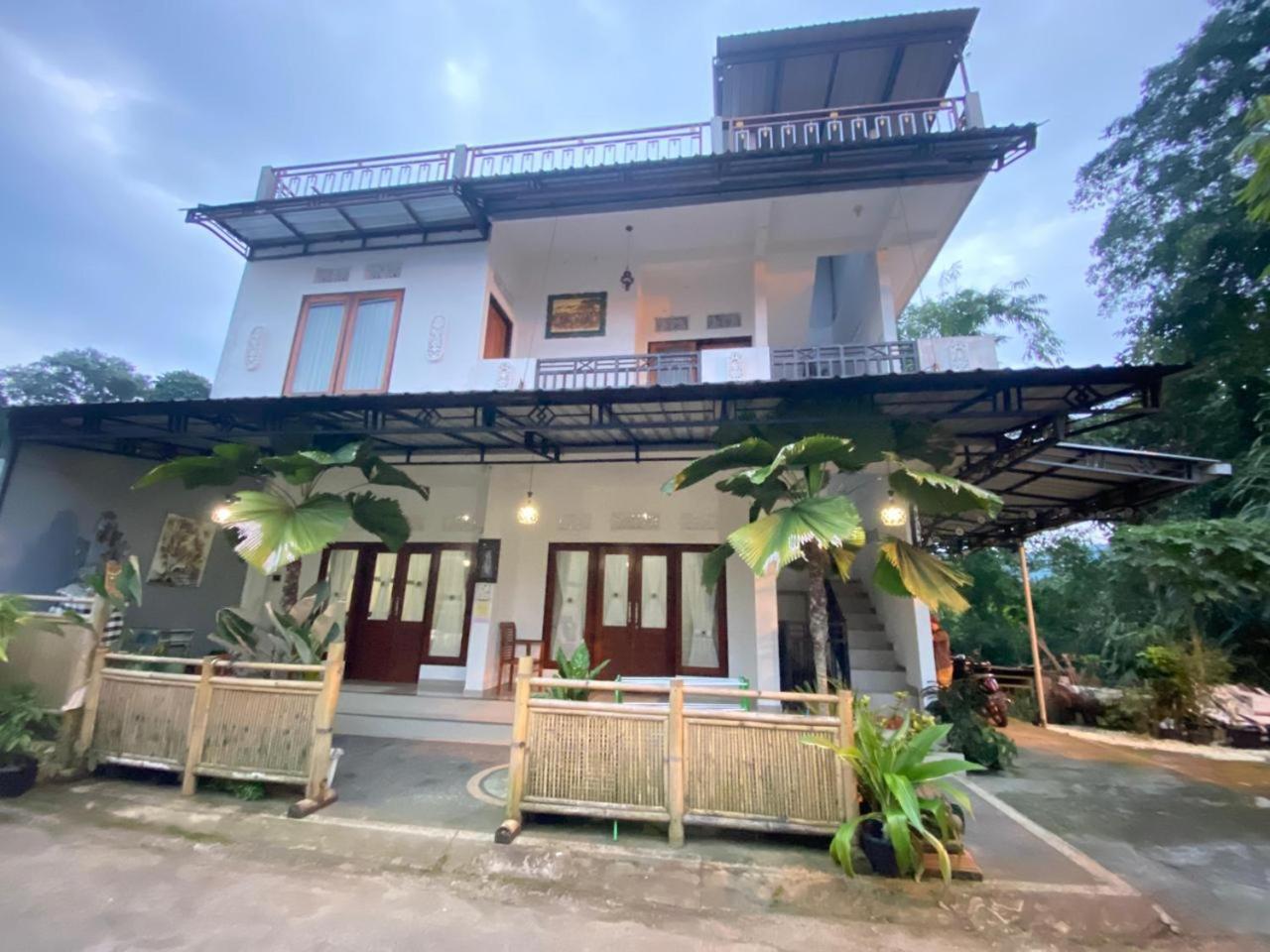 Sri Sedana Guest House Сидемен Экстерьер фото