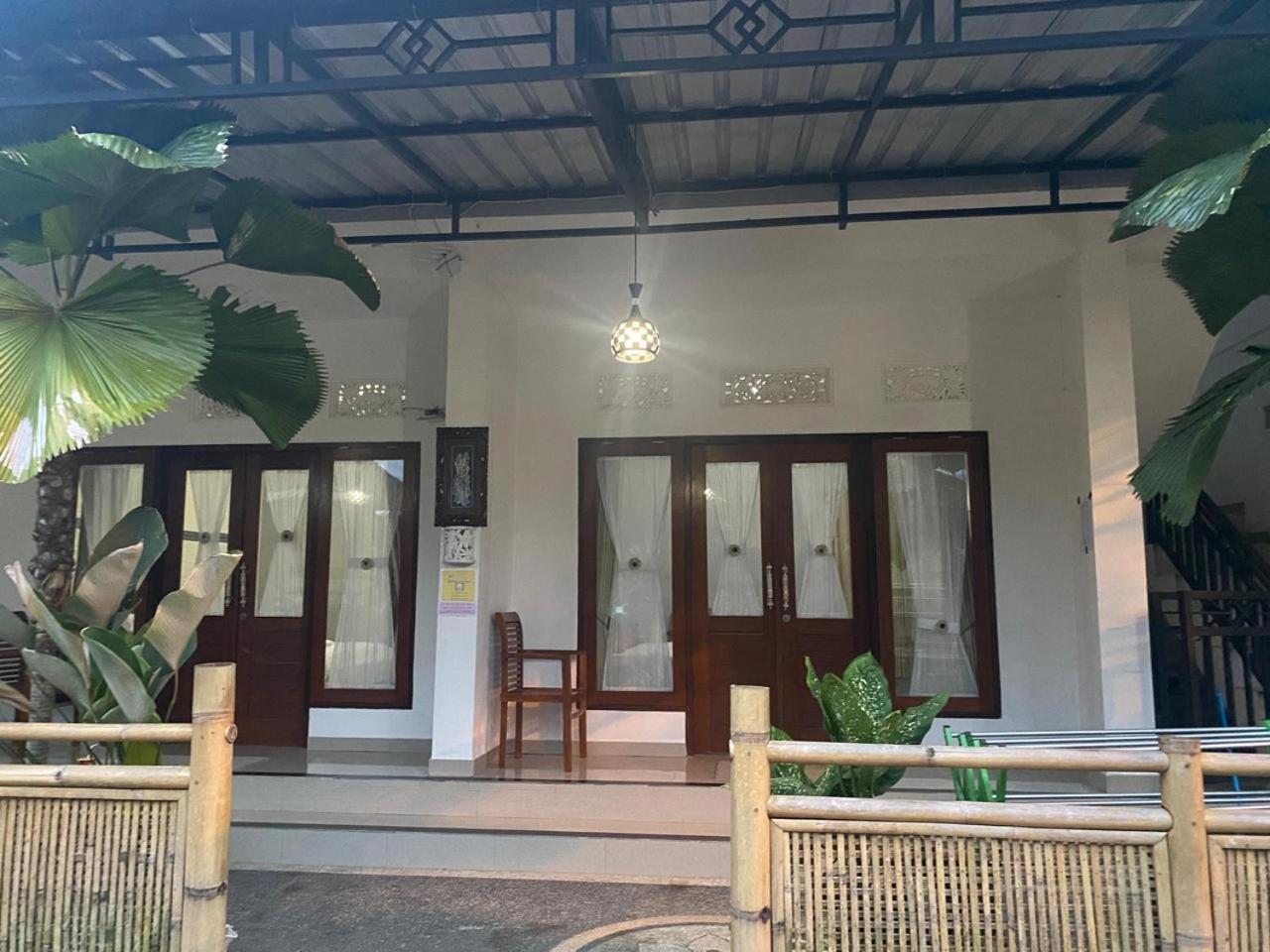 Sri Sedana Guest House Сидемен Экстерьер фото